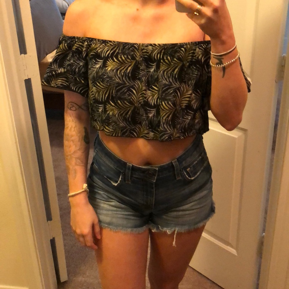 Cute crop top size xs/s stretches.